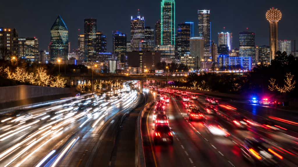Autopista de Dallas de noche en temporada de fiestas con luces de polic&iacute;a a lo lejos